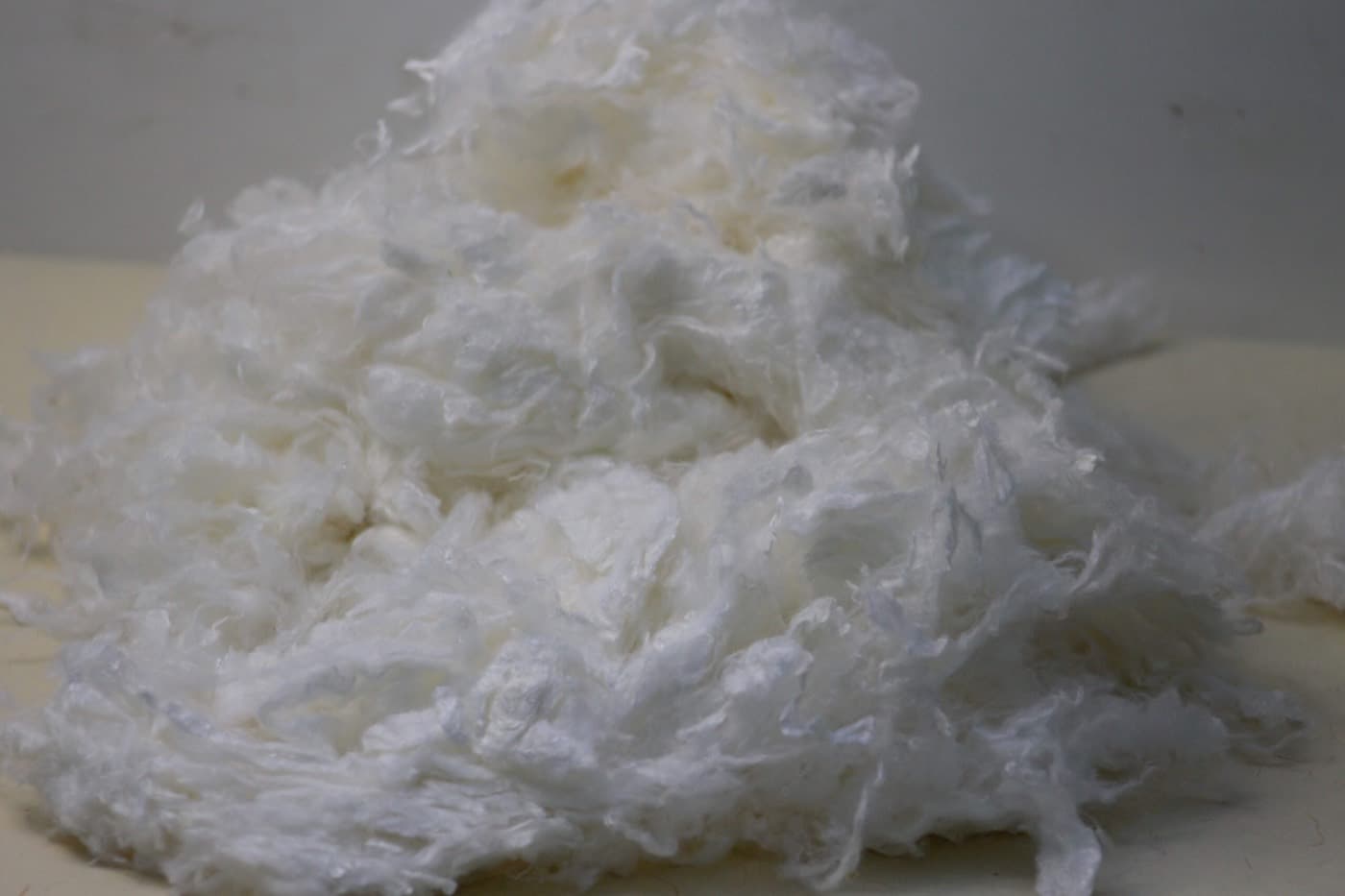 Loose staple fibre ahead of baling