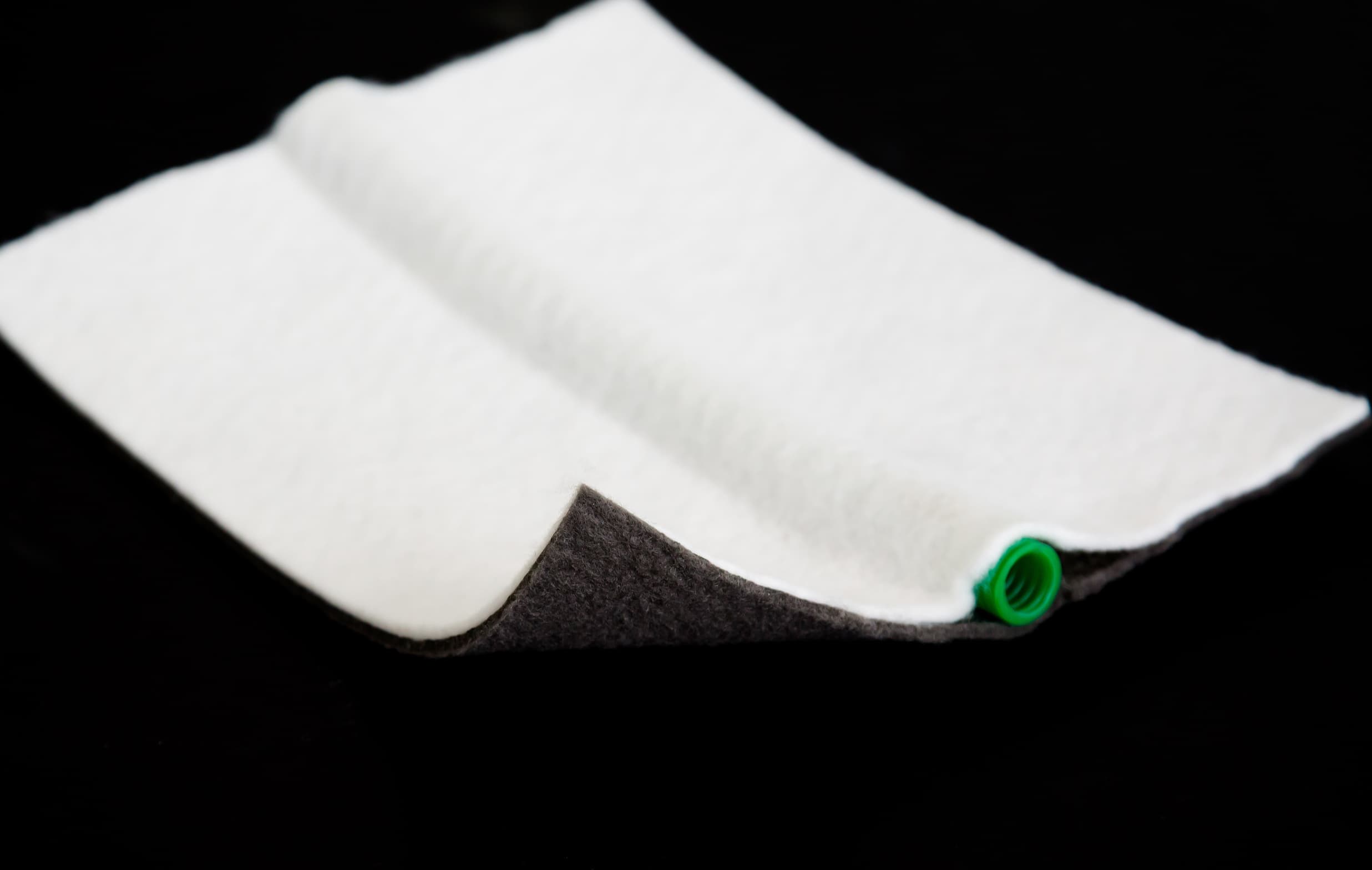 Détail de l'enveloppe géotextile aiguilletée et du conduit de drainage